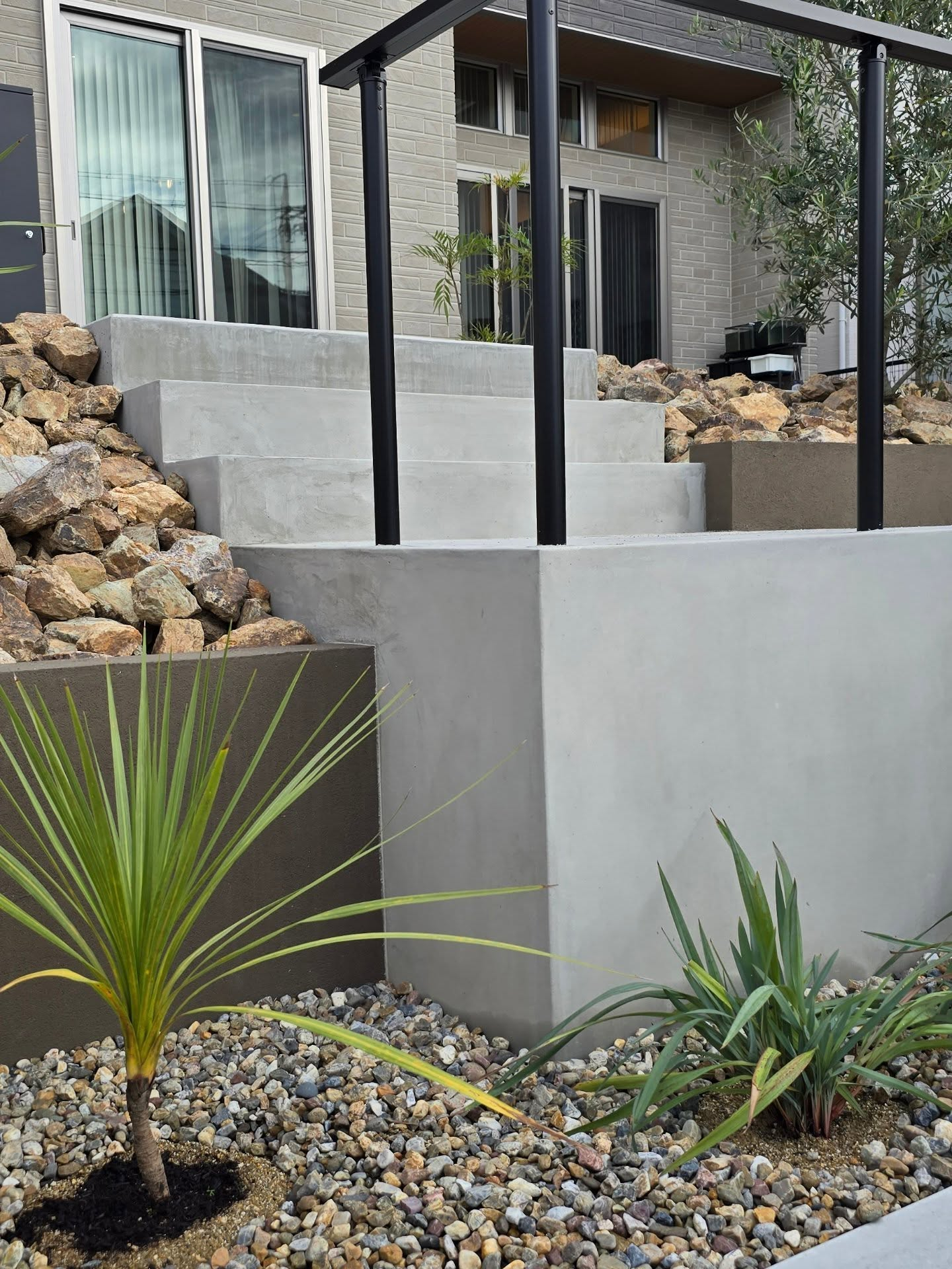 斜面と階段の外構。