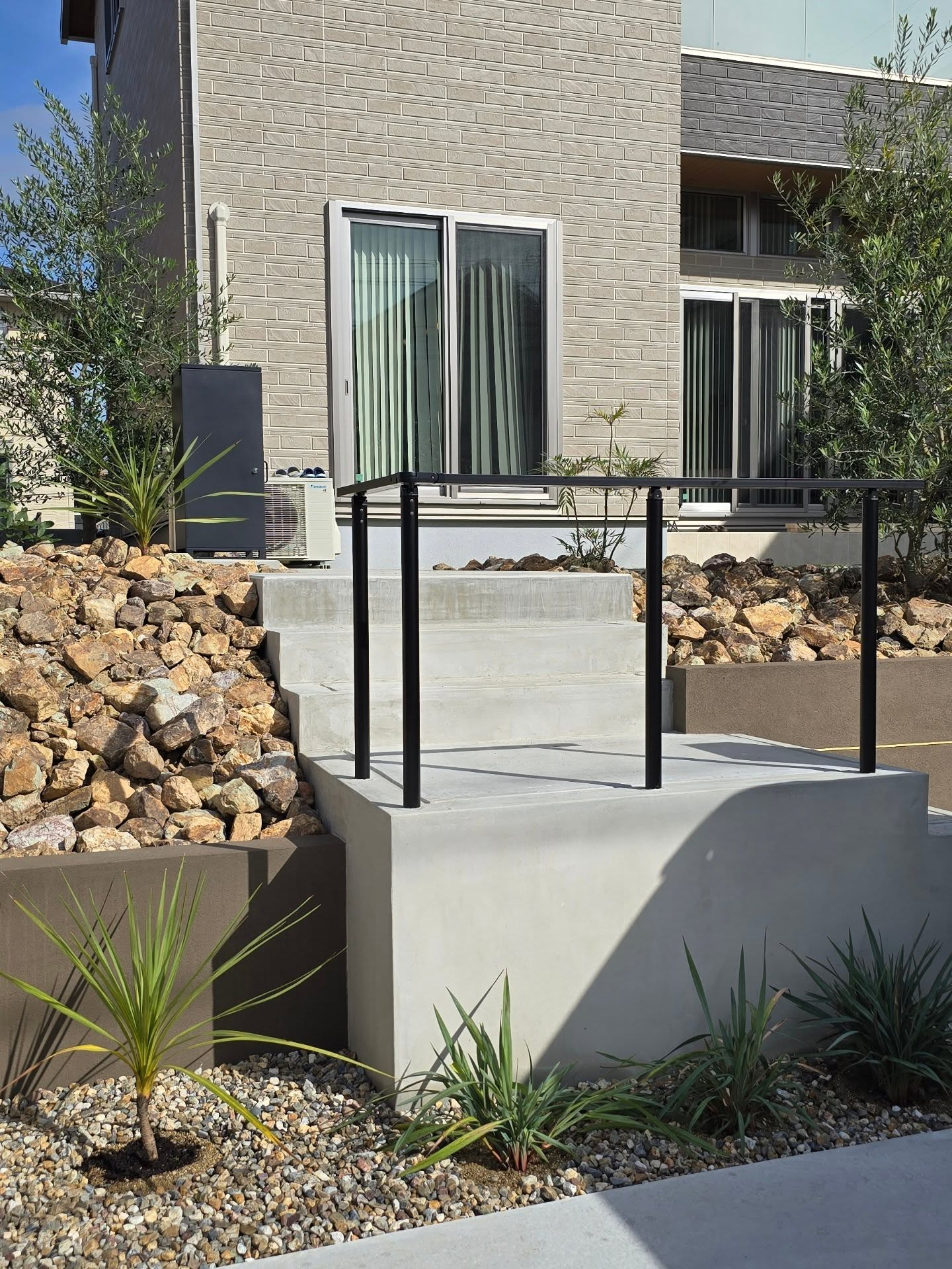 斜面と階段の外構。