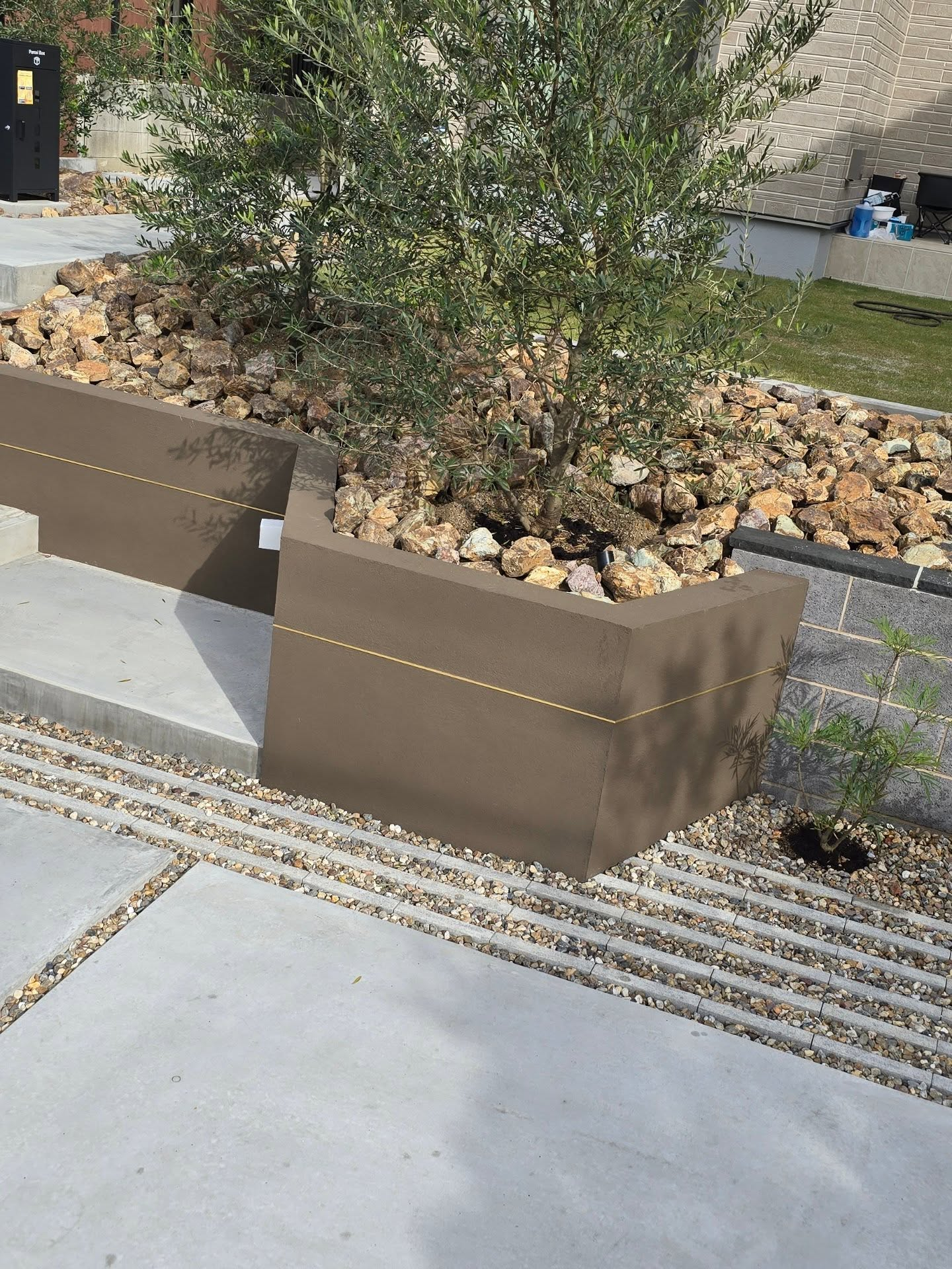 斜面と階段の外構。