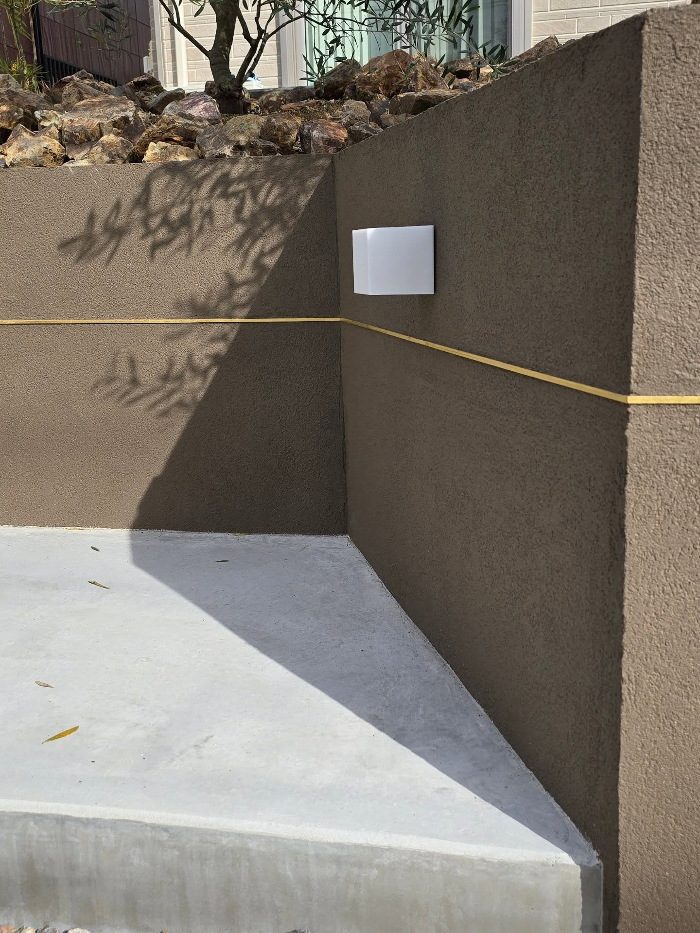 斜面と階段の外構。