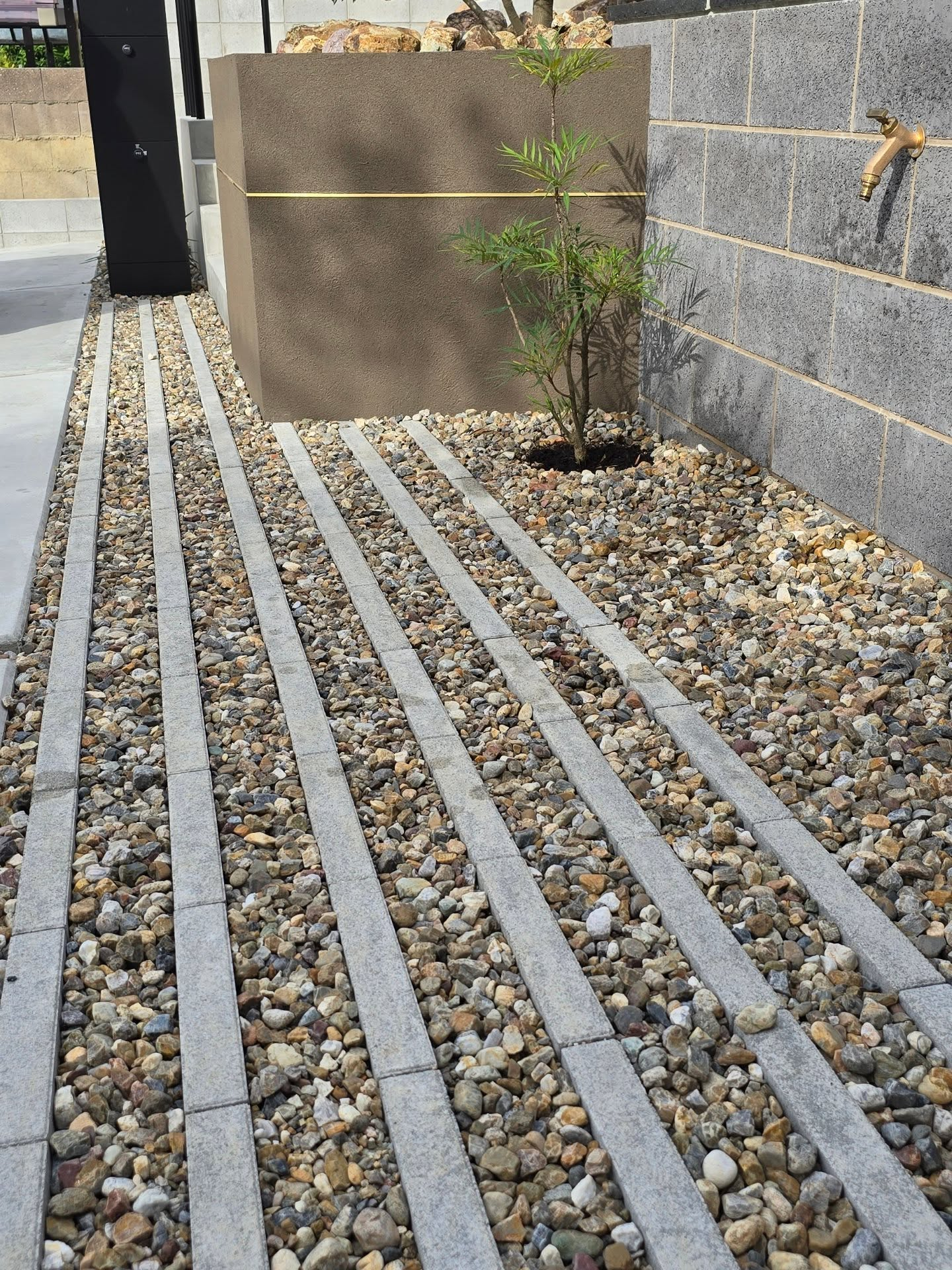 斜面と階段の外構。