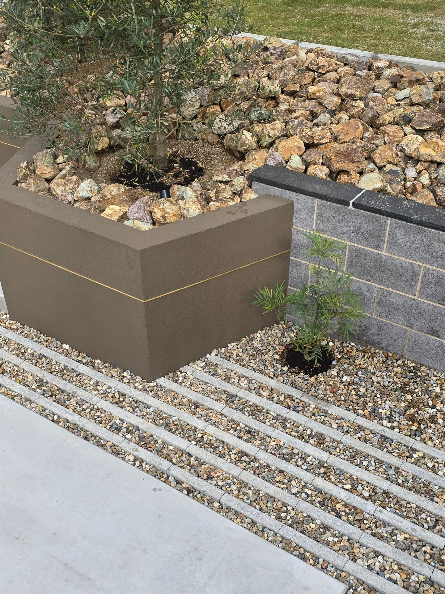 斜面と階段の外構。