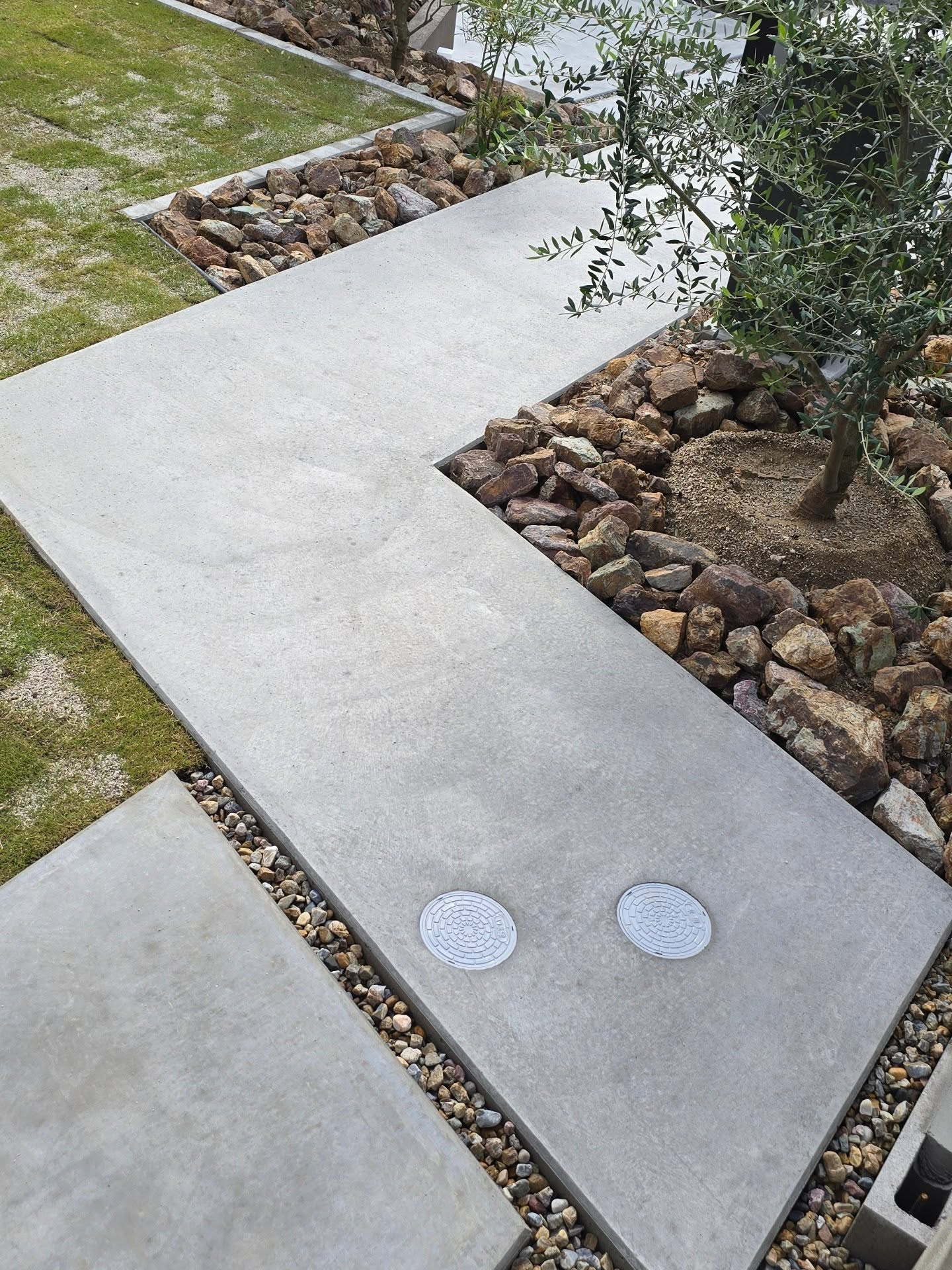 斜面と階段の外構。