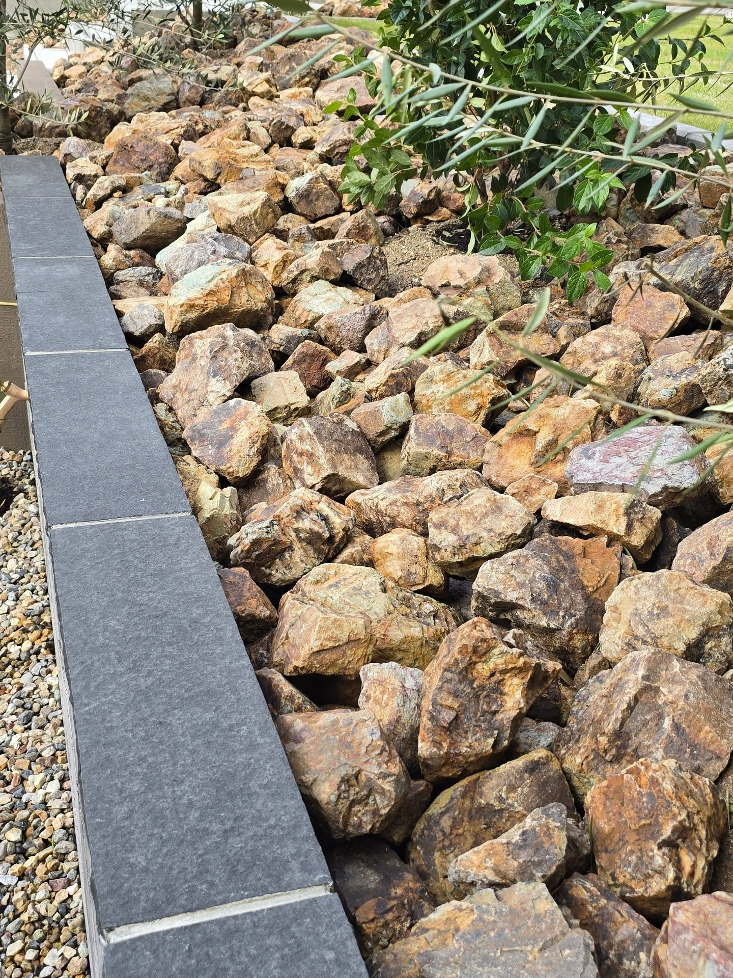 斜面と階段の外構。