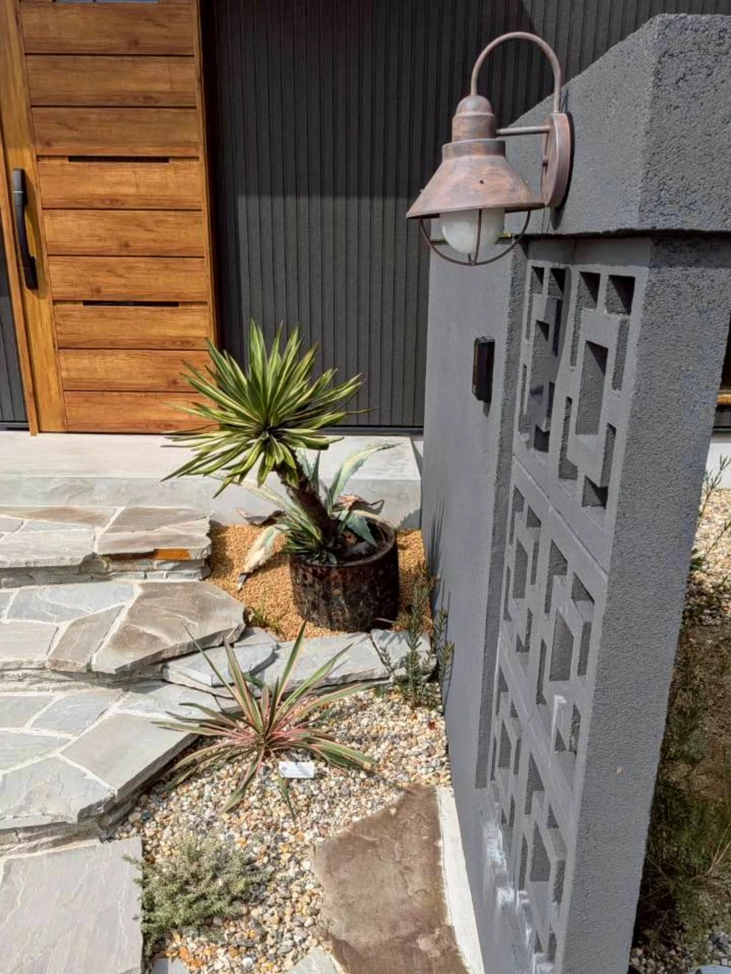 荒野を歩いているようなワイルドな道。