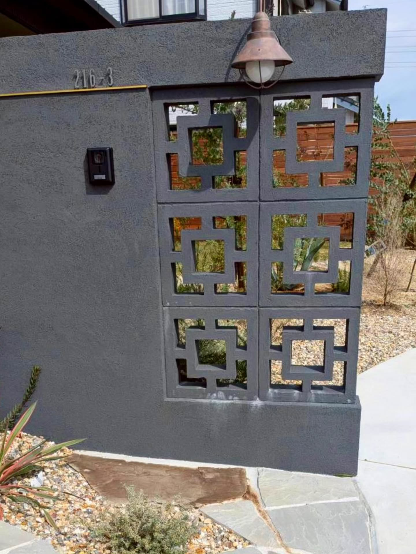 荒野を歩いているようなワイルドな道。