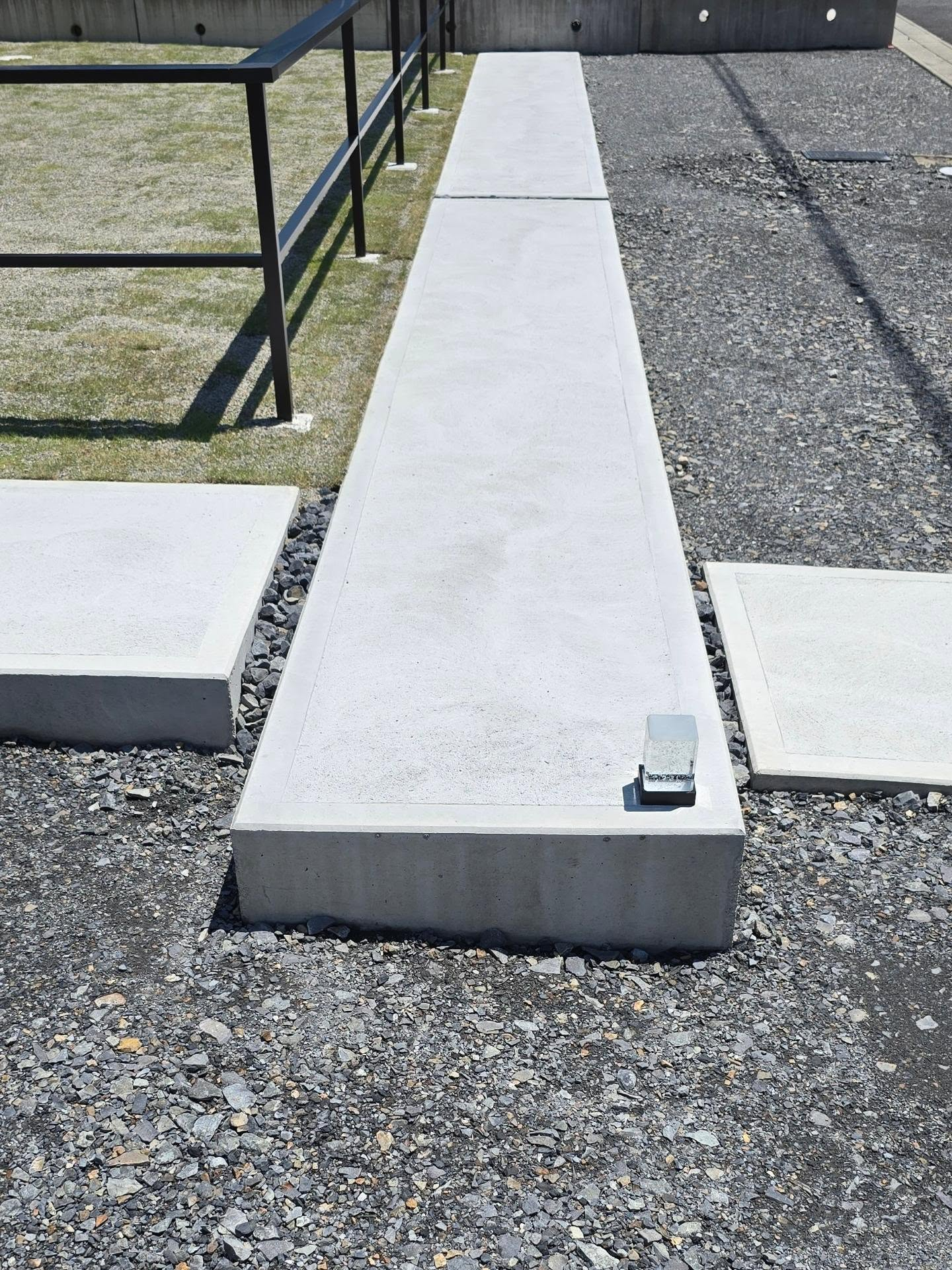 道路傾斜を逆手に取った納まり。