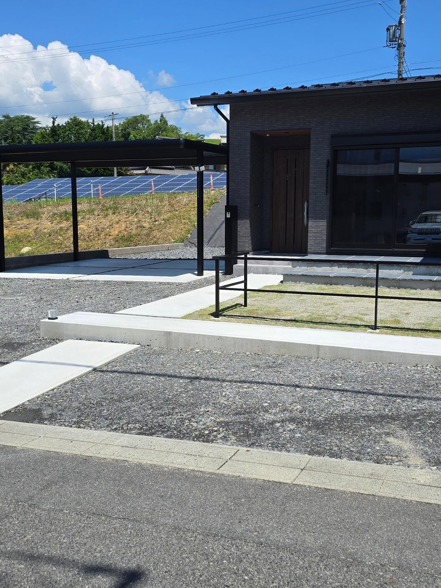 道路傾斜を逆手に取った納まり。