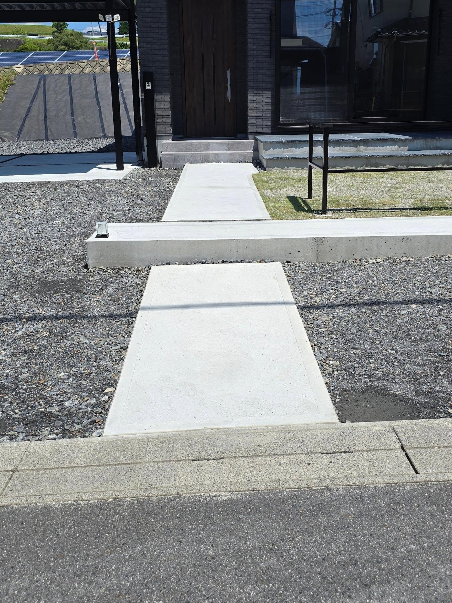 道路傾斜を逆手に取った納まり。