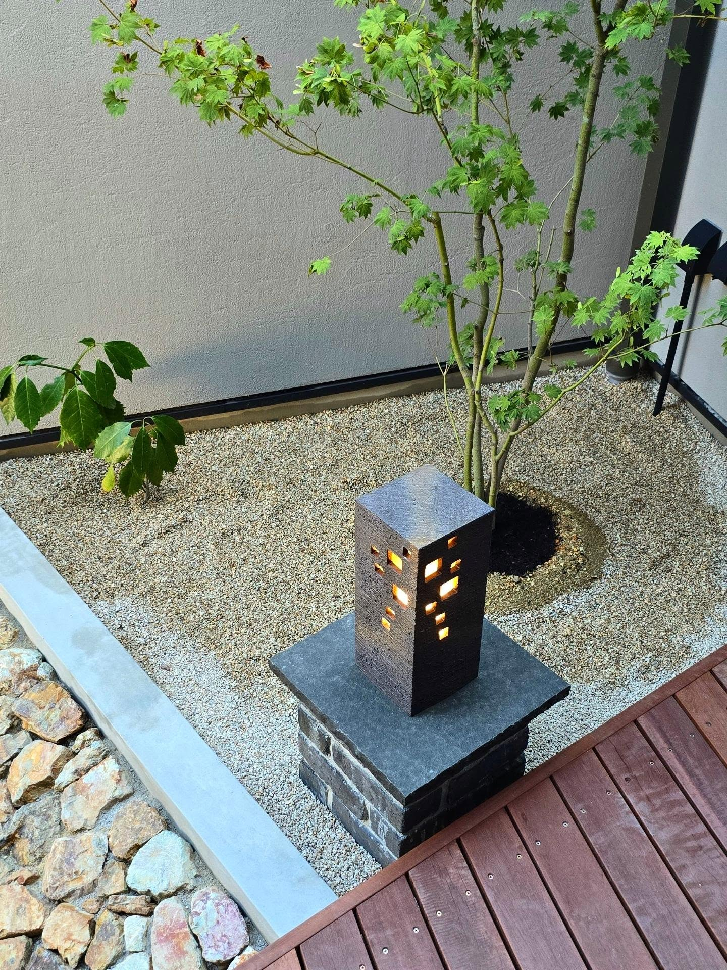 信楽焼の灯りのある空間。