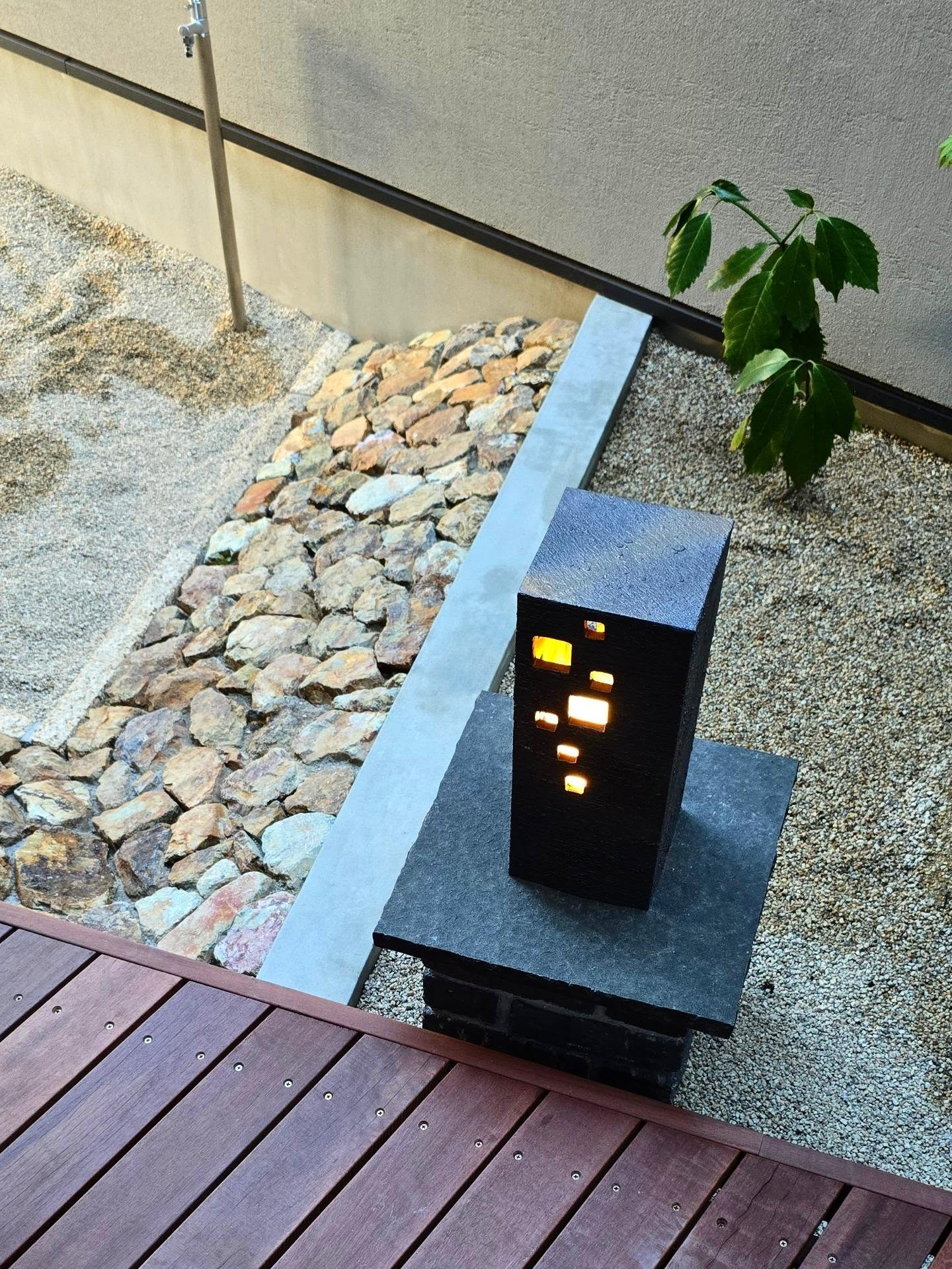 信楽焼の灯りのある空間。