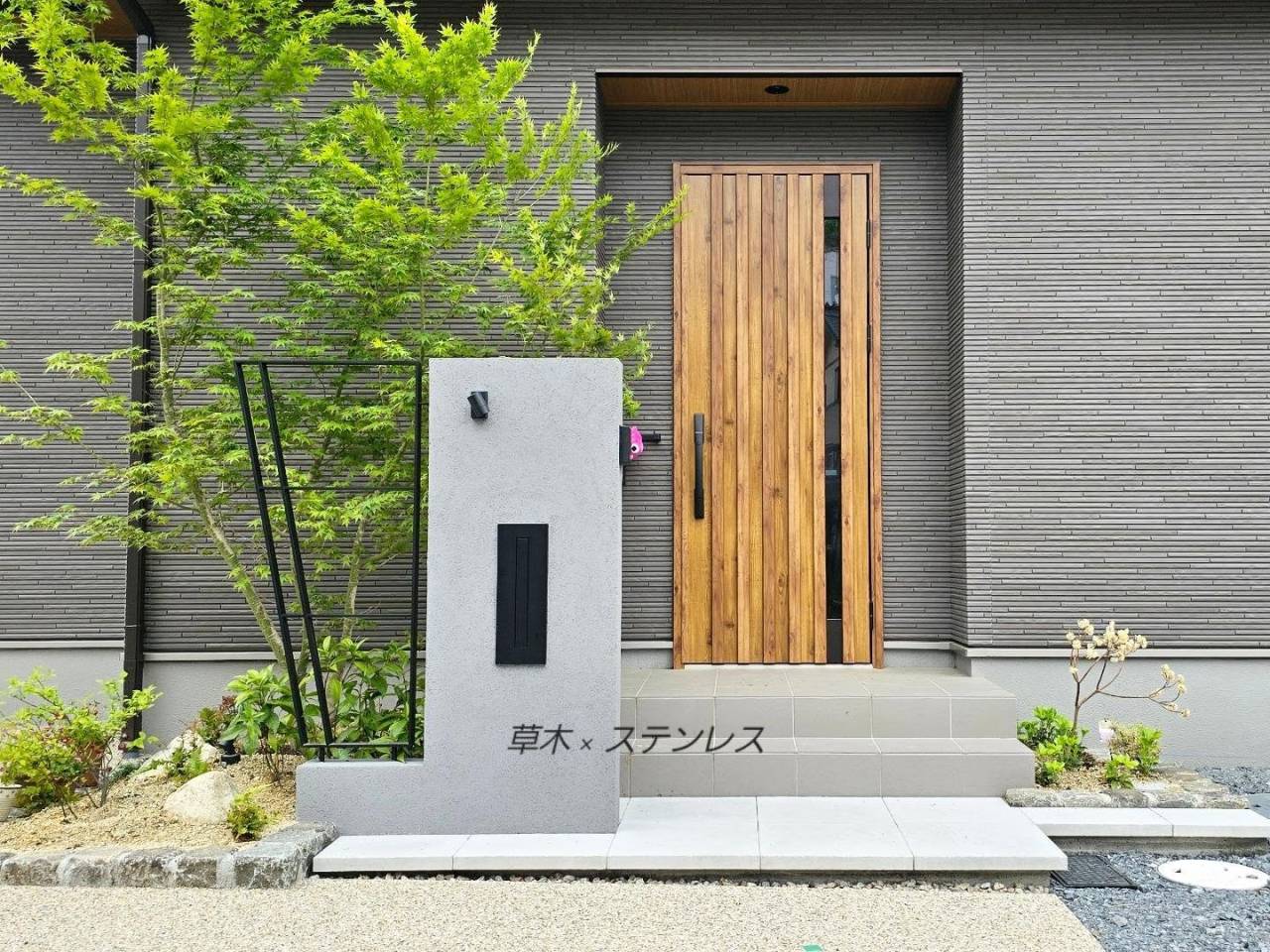 イロハモミジのある玄関。
