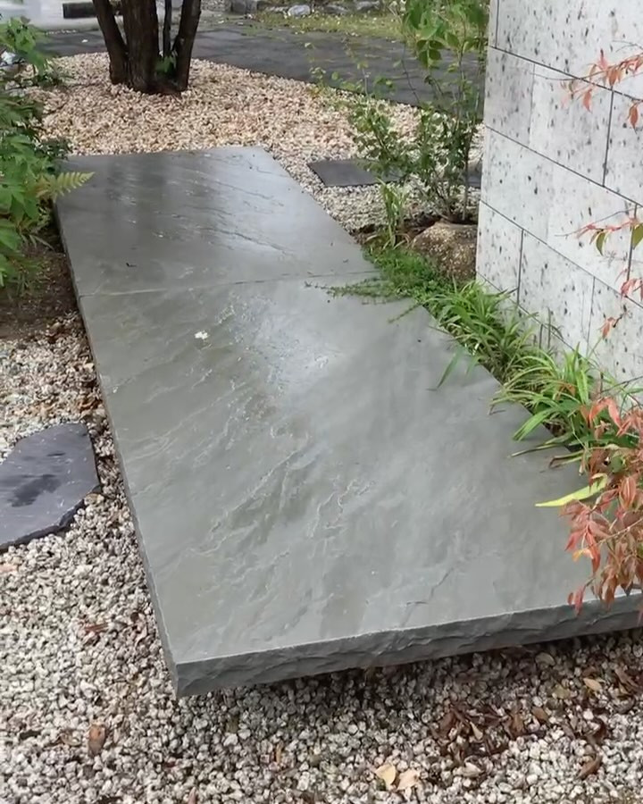 桜が舞い散り、