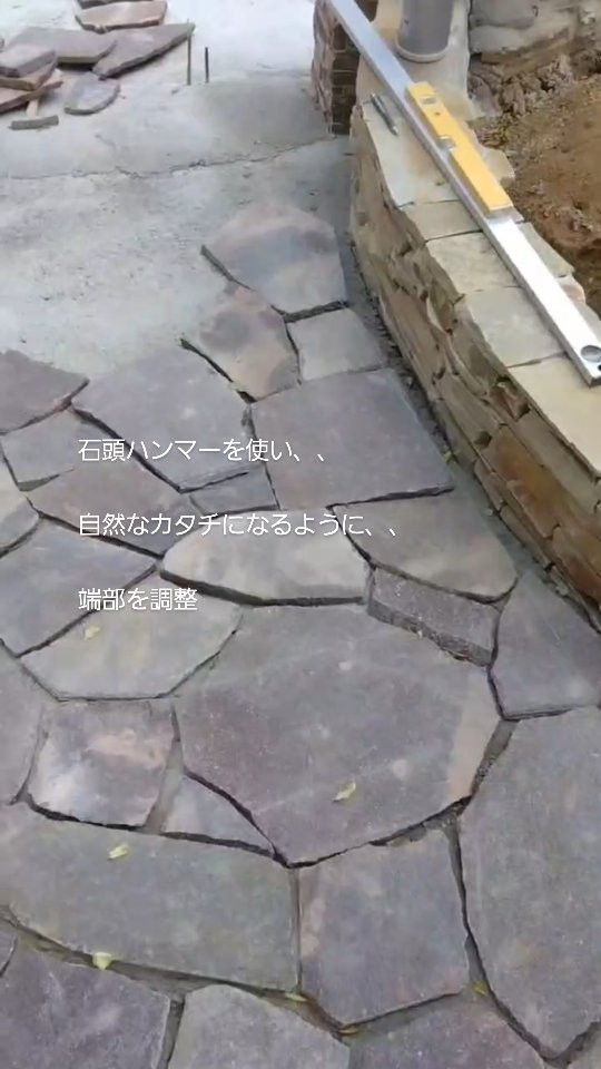 石を叩く音が鳴り響く現場