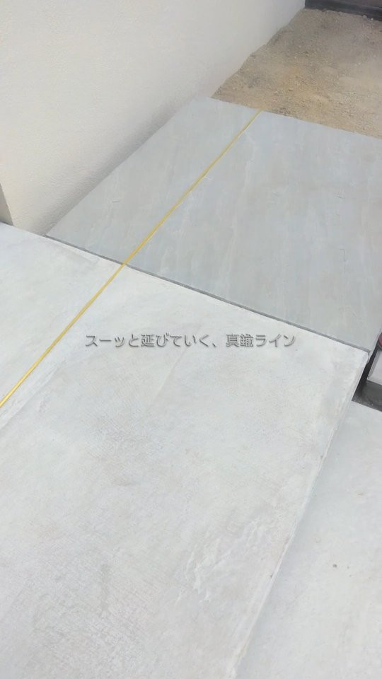 コンクリートのスッキリとした外構。