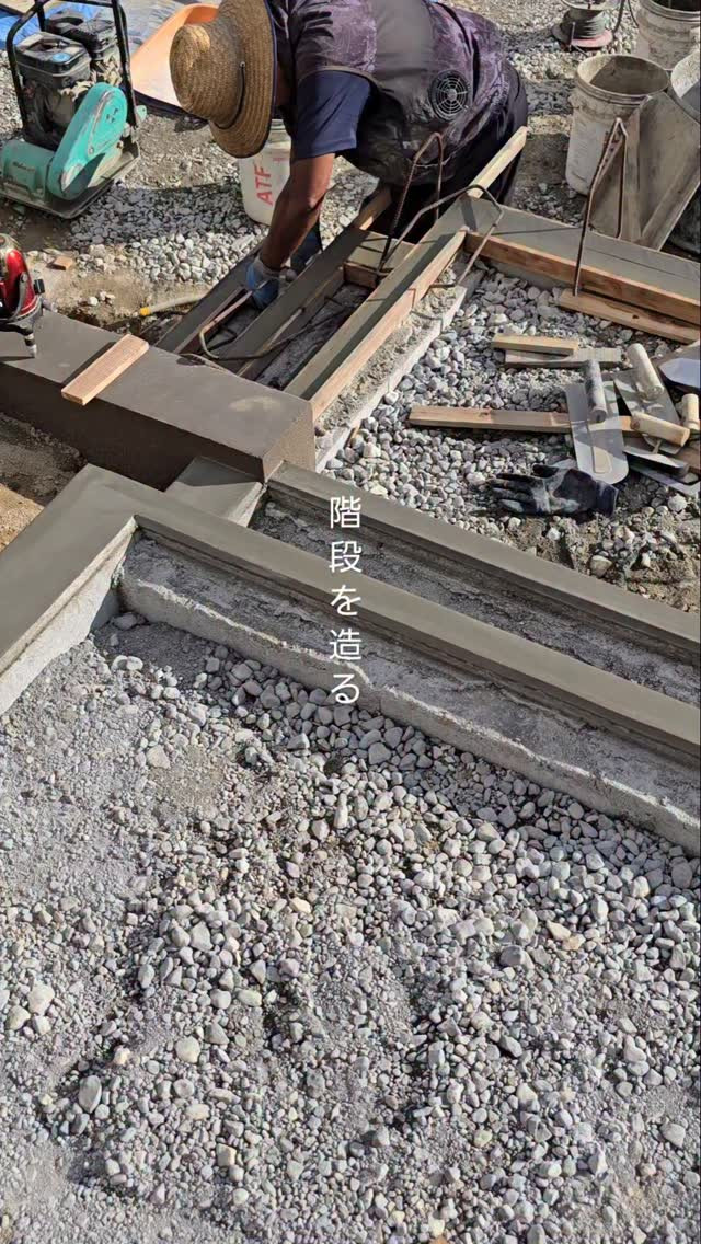 横顔の格好良い階段を造っています