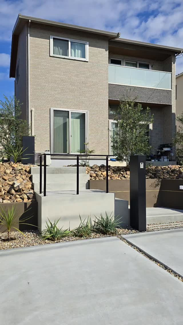 残暑厳しい季節から始まった外構工事。