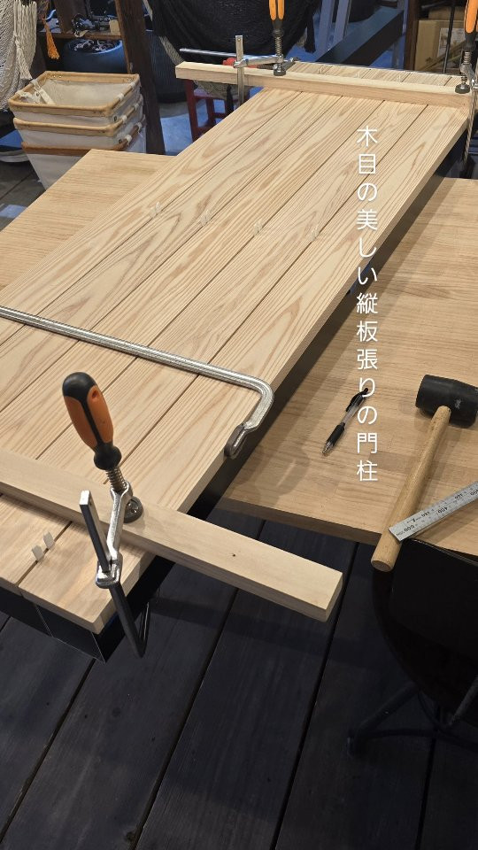 縦板張りの門柱。