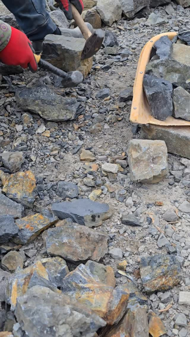 一つ一つの石を選び、整え、組んでいきます。